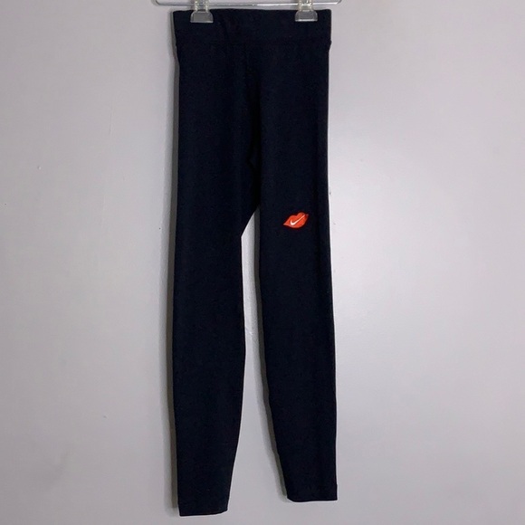 Nike Smooch red Lips love legging black heart logo women’s XS nwt new with tags - Picture 3 of 10